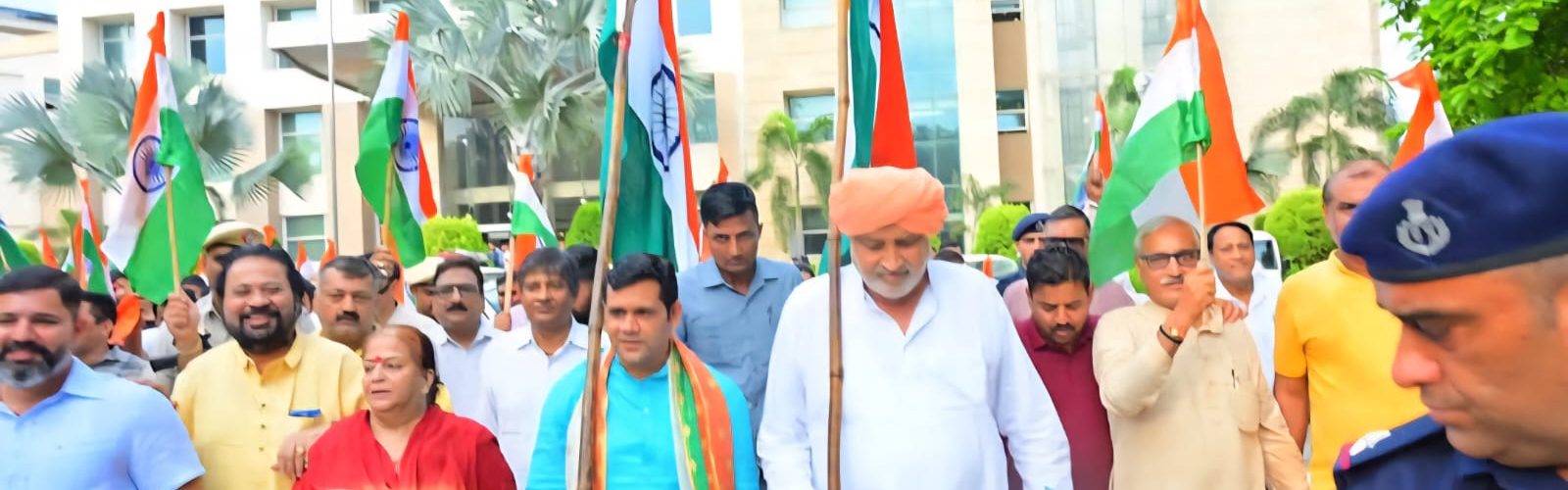 हरियाणा सरकार में केबिनेट मंत्री श्याम सिंह राणा द्रोणाचार्य मंडल की तिरंगा यात्रा में हुए सम्मलित हरियाणा सरकार में कैबिनेट मंत्री श्याम सिंह राणा ने शहीदों को किया नमन तिरंगा यात्रा से हर भारतीय में होता हैं ऊर्जा का संचार-श्याम सिंह राणा