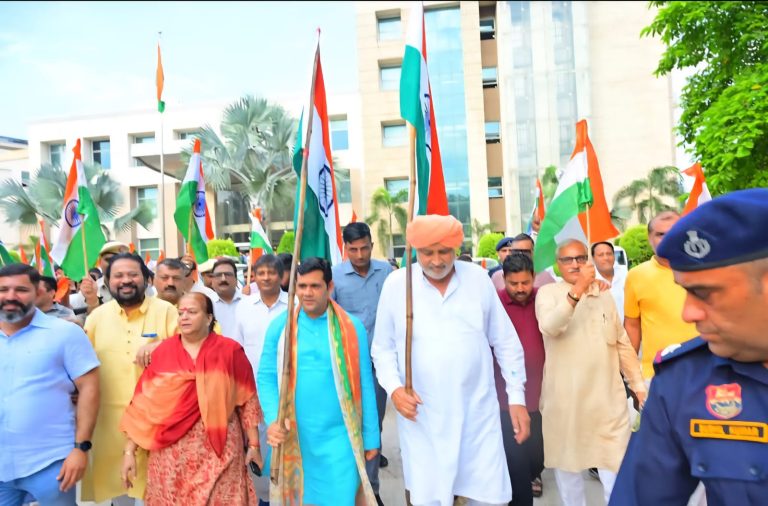 हरियाणा सरकार में केबिनेट मंत्री श्याम सिंह राणा द्रोणाचार्य मंडल की तिरंगा यात्रा में हुए सम्मलित हरियाणा सरकार में कैबिनेट मंत्री श्याम सिंह राणा ने शहीदों को किया नमन तिरंगा यात्रा से हर भारतीय में होता हैं ऊर्जा का संचार-श्याम सिंह राणा