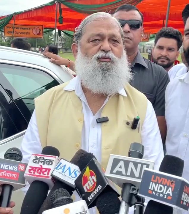 कांग्रेस द्वारा आरएसएस को इतिहास का विलेन बताए जाने के संबंध में पूछे गए सवाल के जवाब में उन्होंने कहा कि हमारे देश में जो भी देशप्रेम की बात करेगा और देश के लिए काम करेगा, वो कांग्रेस को विलेन नजर आता है।