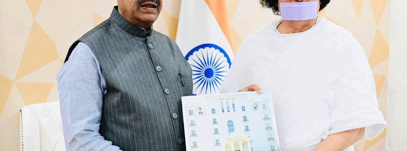 नई दिल्ली, 18 अगस्त 2025: लोकसभा अध्यक्ष माननीय श्री ओम बिरला जी से पूज्य जैन आचार्य लोकेश जी ने भेंट कर राष्ट्रीय अंतर्राष्ट्रीय महत्व के मुद्दों पर चर्चा की साथ ही अहिंसा विश्व भारती एवं विश्व शांति केंद्र द्वारा संचालित मानवतावादी कार्यक्रमों की जानकारी दी| आचार्य लोकेश जी ने हाल ही में सम्पन्न हुई अमेरिका कनाडा की शांति सद्भावना यात्रा व लंदन में आयोजित “परमाणु निरस्त्रीकरण और शांतिपूर्ण विश्व के लिए अंतर्राष्ट्रीय मार्च” की भी विस्तृत जानकारी दी
