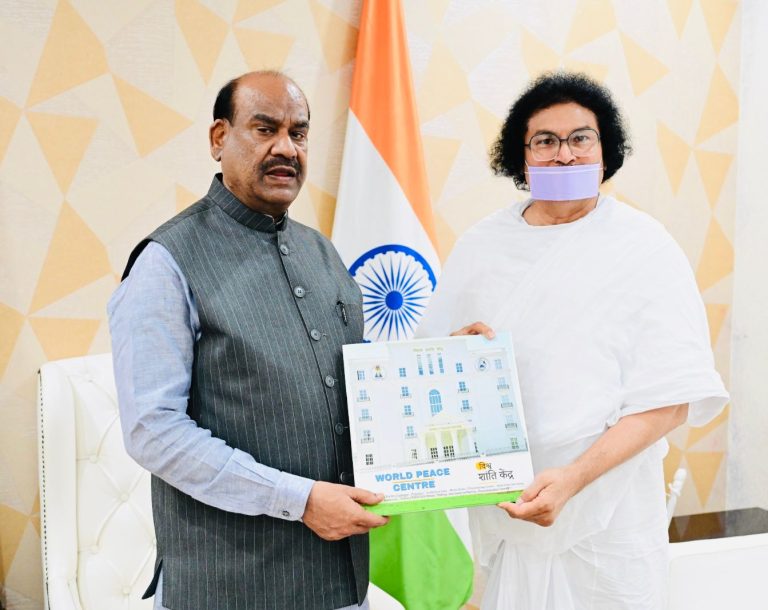 नई दिल्ली, 18 अगस्त 2025: लोकसभा अध्यक्ष माननीय श्री ओम बिरला जी से पूज्य जैन आचार्य लोकेश जी ने भेंट कर राष्ट्रीय अंतर्राष्ट्रीय महत्व के मुद्दों पर चर्चा की साथ ही अहिंसा विश्व भारती एवं विश्व शांति केंद्र द्वारा संचालित मानवतावादी कार्यक्रमों की जानकारी दी| आचार्य लोकेश जी ने हाल ही में सम्पन्न हुई अमेरिका कनाडा की शांति सद्भावना यात्रा व लंदन में आयोजित “परमाणु निरस्त्रीकरण और शांतिपूर्ण विश्व के लिए अंतर्राष्ट्रीय मार्च” की भी विस्तृत जानकारी दी