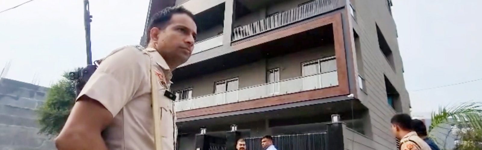 गुरुग्राम, 18 अगस्त- साइबर सिटी गुरुग्राम में बदमाशों के हौसले बुलंद होते जा रहे हैं दिनदहाड़े बदमाश गोलियां बरसा रहे हैं और पुलिस मुकदर्शक बनी तमसा देख रही है ,गुरुग्राम पुलिस की सुरक्षा पर उस वक्त सवाल खड़ा हो गया जब बाइक पर सवार 2 नका़बपोश बदमाशों ने मशहूर यूटूबर व बिग बॉस विजेता एलवीश यादव के घर पर करीब 2 दर्जन के आसपास गोलियां चलाकर फरार हो गए।