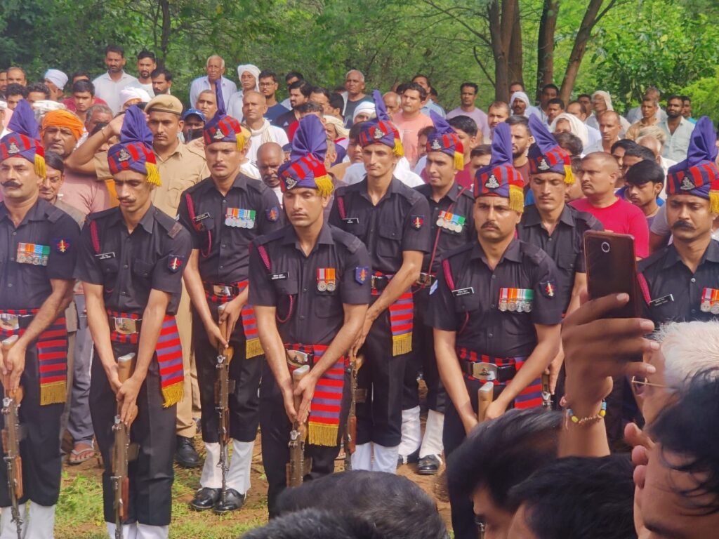 पैतृक गांव अभयपुर में सैनिक सम्मान के साथ हुआ अंतिम संस्कार - 13 वर्षीय पुत्र प्रतीक ने दी मुखाग्नि, एसडीएम अखिलेश यादव ने परिजनों को बंधाया ढांढस