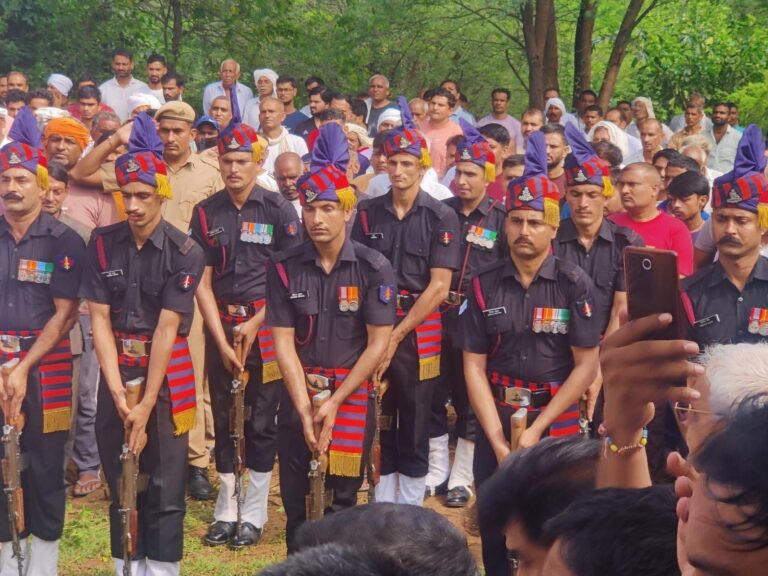 पैतृक गांव अभयपुर में सैनिक सम्मान के साथ हुआ अंतिम संस्कार - 13 वर्षीय पुत्र प्रतीक ने दी मुखाग्नि, एसडीएम अखिलेश यादव ने परिजनों को बंधाया ढांढस