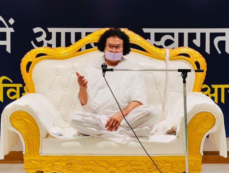 विश्व शांति केंद्र में श्रद्धालुओं को आचार्य लोकेशजी ने कराया ध्यान का अभ्यास ध्यान के द्वारा होता है आंतरिक शक्तियों का जागरण– आचार्य लोकेशजी मन की शांति और तनावमुक्ति के लिए ध्यान जरूरी – आचार्य लोकेशजी नई दिल्ली, 25 अगस्त 2025: अहिंसा विश्व भारती के संस्थापक जैन आचार्य लोकेशजी के सान्निध्य में विश्व शांति केंद्र में आयोजित पर्युषण महापर्व के दौरान श्रद्धालुओं ने ध्यान का अभ्यास किया | आचार्य लोकेशजी ने पर्युषण पर्व व्याख्यानमला के दौरान “ध्यान योग” विषय पर श्रद्धालुओ को संबोधित करते हुए कहा कि भगवान महावीर ने सत्य की खोज और आत्म साक्षात्कार के लिए नियमित रूप से ध्यानभ्यास करने पर बल दिया था