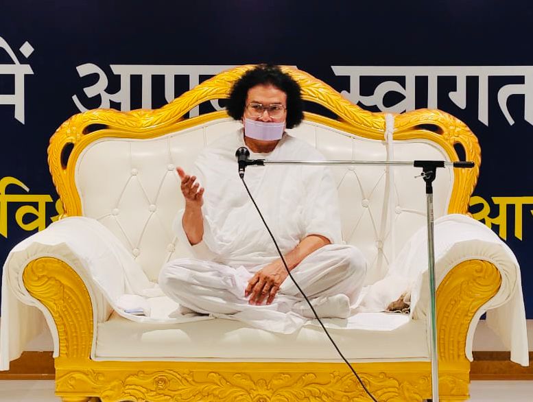 विश्व शांति केंद्र में श्रद्धालुओं को आचार्य लोकेशजी ने कराया ध्यान का अभ्यास ध्यान के द्वारा होता है आंतरिक शक्तियों का जागरण– आचार्य लोकेशजी मन की शांति और तनावमुक्ति के लिए ध्यान जरूरी – आचार्य लोकेशजी नई दिल्ली, 25 अगस्त 2025: अहिंसा विश्व भारती के संस्थापक जैन आचार्य लोकेशजी के सान्निध्य में विश्व शांति केंद्र में आयोजित पर्युषण महापर्व के दौरान श्रद्धालुओं ने ध्यान का अभ्यास किया | आचार्य लोकेशजी ने पर्युषण पर्व व्याख्यानमला के दौरान “ध्यान योग” विषय पर श्रद्धालुओ को संबोधित करते हुए कहा कि भगवान महावीर ने सत्य की खोज और आत्म साक्षात्कार के लिए नियमित रूप से ध्यानभ्यास करने पर बल दिया था