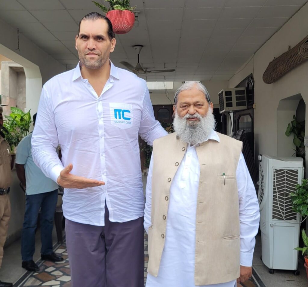 पूर्व रेस्लर द ग्रेट खली ने मुलाकात की चंडीगढ़, 25 अगस्त- हरियाणा के ऊर्जा, परिवहन एवं श्रम मंत्री अनिल विज से उनके आवास पर WWE के पूर्व रेस्लर द ग्रेट खली ने मुलाकात की। मंत्री अनिल विज ने खली का अपने आवास पर स्वागत करते हुए उनसे चर्चा की।
