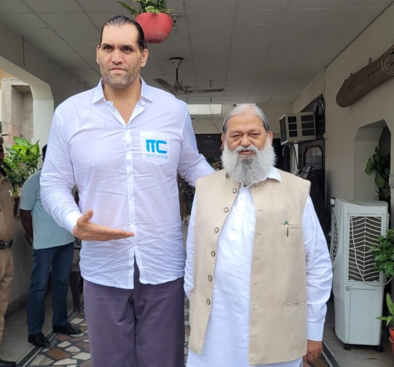 पूर्व रेस्लर द ग्रेट खली ने मुलाकात की चंडीगढ़, 25 अगस्त- हरियाणा के ऊर्जा, परिवहन एवं श्रम मंत्री अनिल विज से  उनके आवास पर WWE के पूर्व रेस्लर द ग्रेट खली ने मुलाकात की। मंत्री अनिल विज ने खली का अपने आवास पर स्वागत करते हुए उनसे चर्चा की।