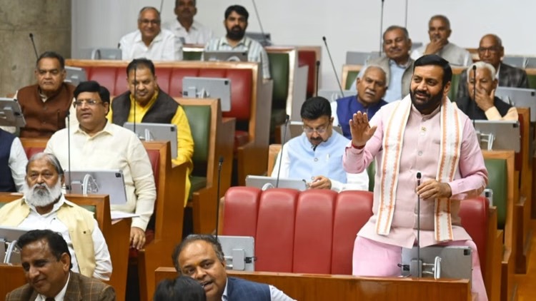 अब तेजी से हो रहा कार्य - मुख्यमंत्री 4 माह में 16 हजार मीट्रिक टन कचरा यमुना से निकाला मां यमुना को स्वच्छ बनाना हरियाणा का संकल्प : नायब सिंह सैनी नई दिल्ली, 25 अगस्त-- हरियाणा के मुख्यमंत्री  नायब सिंह सैनी ने कहा कि पिछले दिनों जब दिल्ली में विपक्ष की सरकार थी, उस दौरान यमुना नदी की स्थिति बेहद खराब थी। बातें तो बहुत हुईं, लेकिन वास्तव में धरातल पर यमुना को साफ और स्वच्छ करने के लिए कोई ठोस कदम नहीं उठाया गया।