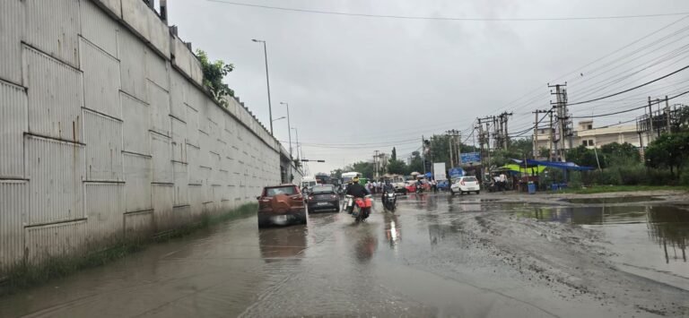 सुबह की बड़ी खबरें। दिल्ली एनसीआर में बरसात के चलते दिल्ली जयपुर हाईवे की हालत बिगड़ी। गुरुग्राम 27 अगस्त। लगातार पांच दिनों से हो रही बरसात से जहां गुरुग्राम शहर वासियों की हालत खराब हो गई है वहीं दिल्ली जयपुर नेशनल हाईवे पर भी जम के साथ भारी बारिश का पानी जमा हुआ है। दिल्ली जयपुर नेशनल हाईवे 48 की बात करें तो रामपुर चौक हीरो होंडा चौक के साथ अन्य बिलासपुर पचगांव चौक पर भी गहरे गहरे गड्ढे हो गए हैं सड़क गड्ढों में तब्दील हो गई है जिसके चलते दो पहिए वाहन इन गढ़ों में लगातार गिर रहे हैं