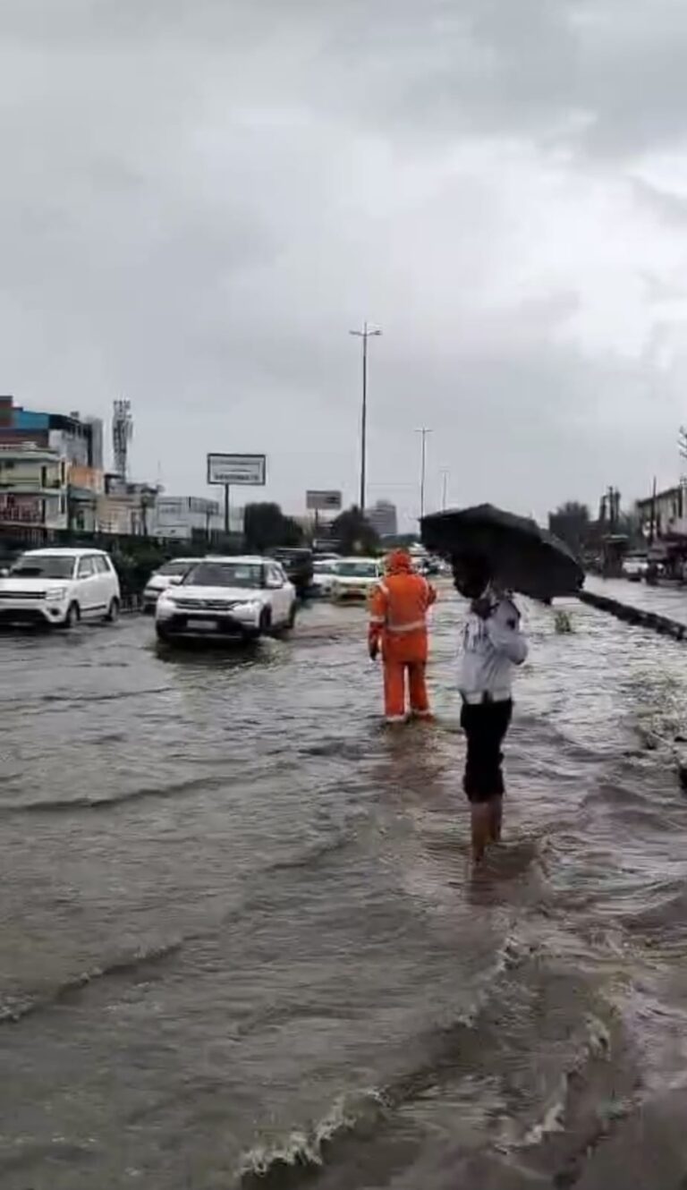 सुबह से लगातार हो रही भारी बरसात आने के कारण विभिन्न स्थानों चौक आदि रोड़/सड़कों पर जलभराव हो गया था। जलभराव के कारण अनेकों सडक मार्गो पर यातायात का संचालन प्रभावित हो रहा था। * डॉ राजेश मोहन IPS, पुलिस उपायुक्त यातायात, गुरुग्राम द्वारा उपरोक्त परिस्थिति को ध्यान में रखते हुए नागरिकों/ वाहन चालकों की सुरक्षा/सहायता और यातायात के सफल संचालन कराने के लिए यातायात पुलिस अधिकारियों/ कर्मचारियों को पहले ही निर्देश/आदेश दिए गए हैं कि तेज बारिश होने के कारण किसी भी स्थान/सड़क मार्ग पर जलभराव की स्थिति होने की वजह से यातायात का दबाव न बने और यातायात का सुगमता से लगातार संचालन कराया जाए। बरसात के दौरान सभी यातायात पुलिस अधिकारी/कर्मचारी यातायात को व्यवस्थित व सुचारू रूप से वाहनों का संचालन सफलता पूर्वक कराना सुनिश्चित करें।