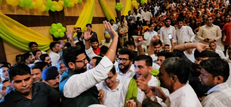 प्रदेशभर में युवा जोड़ो अभियान करने के बाद युवा योद्धा कार्यक्रम करेगी जेजेपी - दिग्विजय चौटाला हर वीरवार को एक बड़ा जिला सम्मेलन करेगी जेजेपी, 21 सितंबर से होगी शुरूआत – दिग्विजय चंडीगढ़, 26 अगस्त। युवाओं को अपनी पार्टी से जोड़ने के लिए जननायक जनता पार्टी पूरा जोर दे रही है। पिछले दो माह से जेजेपी के युवा प्रदेश अध्यक्ष दिग्विजय चौटाला निरंतर फील्ड में उतरे हुए है और युवाओं को जेजेपी ज्वाइन करवा रहे है। इसी कड़ी में दिग्विजय चौटाला ने युवा जेजेपी के एक नए अभियान ‘युवा योद्धा’ को प्रदेशभर में चलाने की घोषणा की है।