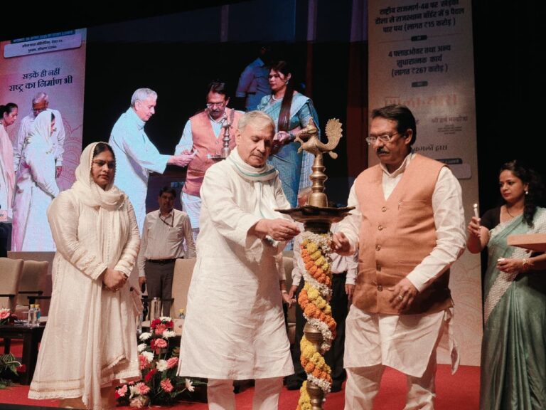 जलभराव जैसी समस्याएँ लंबे समय से नागरिकों के सुगम आवागमन में बड़ी बाधा बन रही, इंद्रजीत सिंह  - 267 करोड़ की लागत से बनेंगे चार फ्लाईओवर, आमजन को जाम से मिलेगी मुक्ति गुरुग्राम, 26 अगस्त। केंद्रीय राज्य मंत्री राव इंद्रजीत सिंह ने मंगलवार को गुरुग्राम के सेक्टर-44 स्थित अपैरल हाउस में आयोजित कार्यक्रम में राष्ट्रीय राजमार्ग-48 (पुराना एनएच-8) के गुरुग्राम-जयपुर खंड पर लगभग ₹282 करोड़ की लागत से बनने वाली महत्वपूर्ण अधोसंरचना परियोजनाओं का शिलान्यास किया। इस अवसर पर सड़क परिवहन एवं राजमार्ग तथा कॉर्पोरेट कार्य मंत्रालय भारत सरकार के राज्य मंत्री हर्ष मल्होत्रा भी उपस्थित रहे।