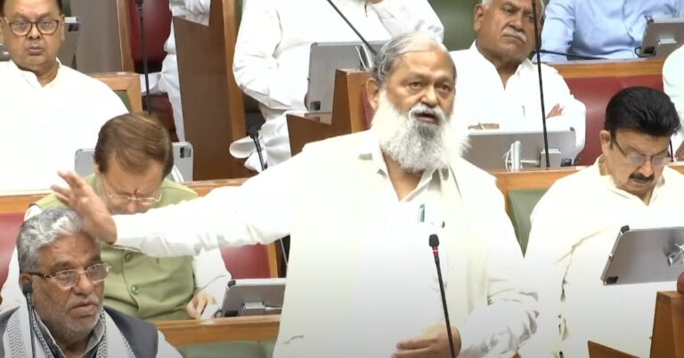 बावल औद्योगिक क्षेत्र में ई.एस.आई. अस्पताल भवन हैडओवर होने के पश्चात तीन माह के भीतर अस्पताल का फर्नीचर, उपकरण तथा स्टाफ को नियुक्त कर जनता को समर्पित कर दिया जाएगा - श्रम मंत्री अनिल विज "मेरी कोशिश है कि जहां पर भी श्रमिकों की अधिक मांग है वहां पर 100 बिस्तर का एक अस्पताल जरूर बनाया जाए" - अनिल विज रोहतक, हिसार, अंबाला, सोनीपत और करनाल में 100-100 बिस्तर के अस्पताल बनाए जाने हैं जिसके तहत भूमि हस्तांतरण का कार्य तेजी से प्रगति पर है - विज चण्डीगढ, 27 अगस्त- हरियाणा के श्रम मंत्री अनिल विज ने कहा कि बावल औद्योगिक क्षेत्र में ई.एस.आई. अस्पताल भवन का निर्माण कार्य पूरा होने के बाद हैडओवर होने पश्चात तीन माह के भीतर अस्पताल का फर्नीचर, उपकरण तथा स्टाफ को नियुक्त कर उदघाटन करने के बाद जनता को समर्पित कर दिया जाएगा। इसके अलावा, उन्होंने कहा कि मेरी कोशिश है कि जहां पर भी श्रमिकों की अधिक मांग है वहां पर 100 बिस्तर का एक अस्पताल जरूर बनाया जाए ताकि श्रमिकों को स्वास्थ्य सुविधाएं मिल सकें। उन्होंने बताया कि रोहतक, हिसार, अंबाला, सोनीपत और करनाल में 100-100 बिस्तर के अस्पताल बनाए जाने हैं जिसके तहत भूमि हस्तांतरण का कार्य तेजी से प्रगति पर है ताकि ये परियोजनाएं जल्द ही पूरी की जा सकें।