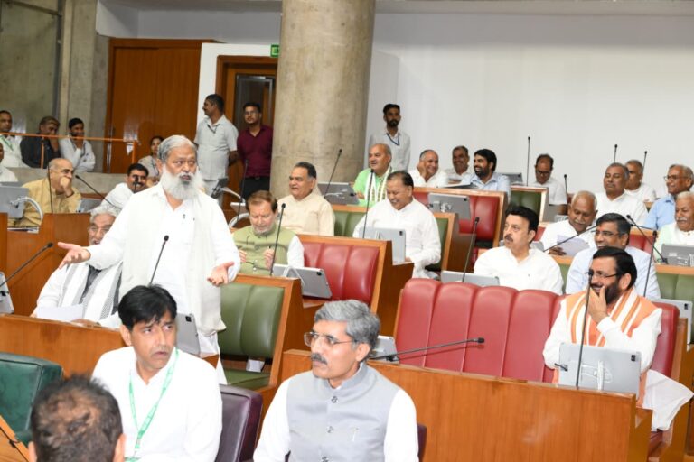 यह सही है कि विपक्ष को बोलने का अधिकार है, लेकिन विपक्ष को सुनने का भी माद्दा रखना चाहिए’’ - ऊर्जा, परिवहन एवं श्रम मंत्री  अनिल विज इतिहास गवाह है कि भगौडों के सारे अधिकार छीन लिए जाते हैं’’ - अनिल विज चण्डीगढ, 27 अगस्त- हरियाणा के ऊर्जा, परिवहन एवं श्रम मंत्री  अनिल विज ने हरियाणा विधानसभा में विपक्ष को आडे हाथों लेते हुए कहा कि ‘‘यह सही है कि विपक्ष को बोलने का अधिकार है, लेकिन विपक्ष को सुनने का भी माद्दा रखना चाहिए। उन्होंने कहा कि इतिहास गवाह है कि भगौडों के सारे अधिकार छीन लिए जाते हैं