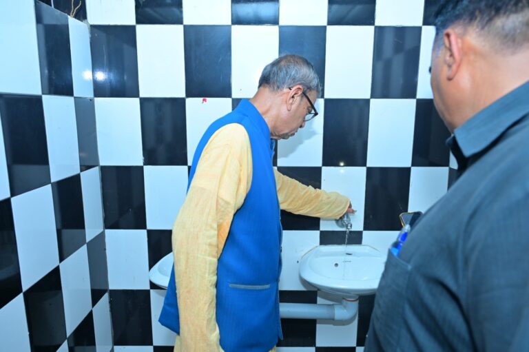 प्रो. असीम कुमार घोष ने कहा, प्राथमिक विद्यालयों की सुविधाओं को बेहतर बनाने में अभिभावकों व शिक्षकों की भूमिका महत्वपूर्ण गुरुग्राम, 28 अगस्त।  हरियाणा के राज्यपाल प्रो. असीम कुमार घोष ने कहा कि बच्चों की बुनियादी शिक्षा जितनी बेहतर होगी, देश का भविष्य उतना ही उज्ज्वल होगा। उन्होंने यह बात गुरुवार को जिला के गांव घामड़ौज-अलीपुर व कन्हई के राजकीय कन्या संस्कृति मॉडल प्राथमिक विद्यालयों में अभिभावकों से बातचीत करते हुए कही। उन्होंने दोनों विद्यालयों का निरीक्षण किया और विद्यार्थियों व उनके अभिभावकों तथा शिक्षकों से संवाद किया। 
