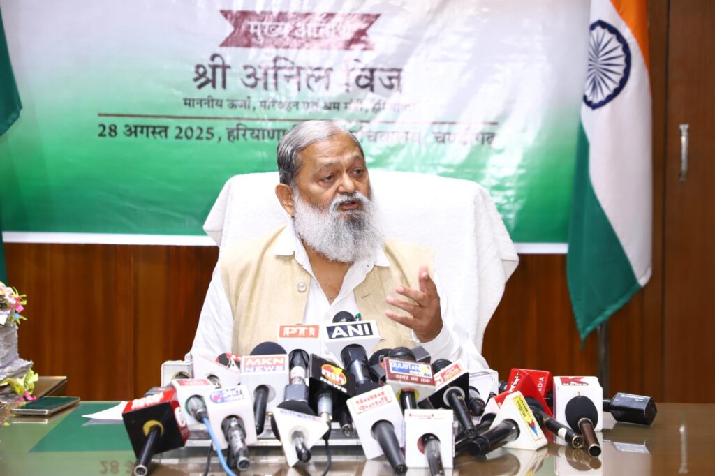 बाढ व बादल फटने से होने वाले नुकसान से निपटने के लिए सभी सरकारें सचेत - ऊर्जा, परिवहन एवं श्रम मंत्री अनिल विज पीडितों को मदद पहुंचाने के लिए सरकार तैयार बादल फटने के कारणों के संबंध में पर्यावरणविदों को अध्ययन व विचार करना चाहिए - हमारे देश में उच्च चरित्रवान लोगों का गुणगान हुआ है, और उच्च चरित्रवान लोगों की बात की जाती है - विज कांग्रेस व आप पार्टी ने हमेशा से ही तानाशाही की है और ये चाहते हैं कि देश में तानाशाही होनी चाहिए - विज
