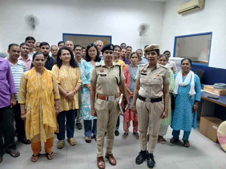 डायल 112 ऐप, दुर्गा शक्ति ऐप, सेल्फ डिफेंस, महिला/बच्चों विरूद्ध अपराधों, साईबर अपराधों व नशे के दुष्प्रभावों के बारे जानकारी देकर किया जागरूक। गुरुग्राम: 28 अगस्त ,  विकास कुमार अरोड़ा IPS, पुलिस आयुक्त, गुरुग्राम व डॉ अर्पित जैन IPS, पुलिस उपायुक्त मुख्यालय, गुरुग्राम के निर्देशानुसार महिलाओं की सुरक्षा सुनिश्चित करने व उन्हें जागरूक करने के उद्देश्य से महिला निरीक्षक गीता, प्रबंधक महिला थाना पश्चिम, गुरुग्राम की पुलिस टीम ने कम्पनी में विशेष जागरूकता कार्यक्रम आयोजित करके कम्पनी में काम करने वाले स्टॉफ/कर्मचारियों को महिलाओं/बच्चों के विरुद्ध होने वाले अपराधों, साईबर अपराधों, सेल्फ डिफेंस, पॉक्सो एक्ट, डॉयल-112 व दुर्गा शक्ति ऐप व नशा करने के दुष्परिणामों के बारे में विस्तृत जानकारी देकर जागरूक किया गया।