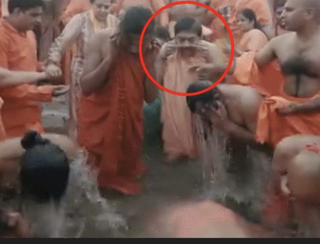 510 करोड रुपए दान की घोषणा भी की थी आगरा उत्तर प्रदेश 28 अगस्त। उत्तर प्रदेश के प्रयागराज महाकुंभ में हीरोइन हेमा मालिनी के साथ साधु के भेष में फोटो खिंचवाने वाले बिल्डर प्रखर गर्ग को आगरा पुलिस ने 9 करोड रुपए की धोखाधड़ी के आरोप में गिरफ्तार कर लिया है बिल्डर ने साधु भेष में संगम पर डुबकी भी लगाई थी और बांके बिहारी कॉरिडोर के लिए करीब 510 करोड रुपए दान की घोषणा भी की थी गर्ग के खिलाफ विभिन्न धाराओं के तहत धोखाधड़ी के 22 मुकदमे दर्ज उत्तर प्रदेश पुलिस द्वारा किए गए।
