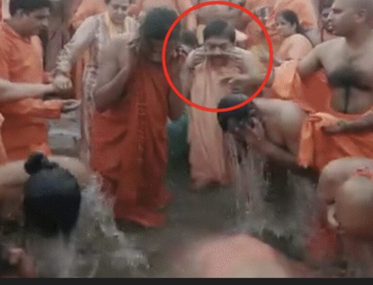 510 करोड रुपए दान की घोषणा भी की थी आगरा उत्तर प्रदेश 28 अगस्त। उत्तर प्रदेश के प्रयागराज महाकुंभ में हीरोइन हेमा मालिनी के साथ साधु के भेष में फोटो खिंचवाने वाले बिल्डर प्रखर गर्ग को आगरा पुलिस ने 9 करोड रुपए की धोखाधड़ी के आरोप में गिरफ्तार कर लिया है बिल्डर ने साधु भेष में संगम पर डुबकी भी लगाई थी और बांके बिहारी कॉरिडोर के लिए करीब 510 करोड रुपए दान की घोषणा भी की थी गर्ग के खिलाफ विभिन्न धाराओं के तहत धोखाधड़ी के 22 मुकदमे दर्ज उत्तर प्रदेश पुलिस द्वारा किए गए।