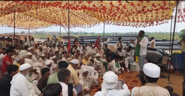 मेवात के किसानों की एचएसआईडीसी के एमडी के साथ बैठक। 29 अगस्त को पंचकूला में होगी बैठक। किसान अपने मुआवजे की मांग रखेंगे। मेवात नूंह 28 अगस्त। मेवात के किसानों की आखिरकार एचएसआईडीसी के एमडी के साथ बैठक तय हो गई और अब किसान पंचकूला में अपने मुआवजे बढ़ाने की मांग को एमडी के सामने रख सकेंगे। जानकारी के अनुसार पिछले काफी समय से सोहना आईएमटी औद्योगिक क्षेत्र के किसान लगातार धरना प्रदर्शन कर रहे थे और मांग कर रहे थे की हरियाणा के मुख्यमंत्री नायब सिंह सैनी से मुलाकात करने की लेकिन एचएसआईडीसी के गुरुग्राम के अधिकारियों ने किसानों की मुख्यमंत्री से तो मुलाकात नहीं कराई लेकिन अपने विभाग के एमडी से मुलाकात करने का समय दिलवा दिया।