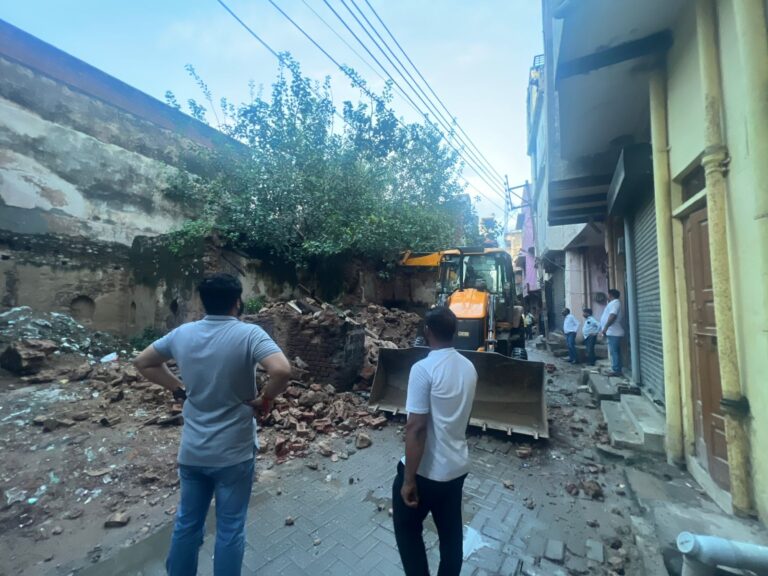 असुरक्षित भवनों पर नगर निगम गुरुग्राम की कार्रवाई, बादशाहपुर क्षेत्र में 3 जर्जर भवनों को किया ध्वस्त - हरियाणा मानवाधिकार आयोग द्वारा जारी दिशा-निर्देशों की पालना में सहायक अभियंता आरके मोंगिया के नेतृत्व में जोन-1 क्षेत्र की एनफोर्समेंट टीम ने की कार्रवाई गुरुग्राम, 28 अगस्त। हरियाणा मानवाधिकार आयोग द्वारा जारी दिशा-निर्देशों की अनुपालना में नगर निगम गुरुग्राम द्वारा एक विशेष डिमोलिशन ड्राइव चलाई गई।