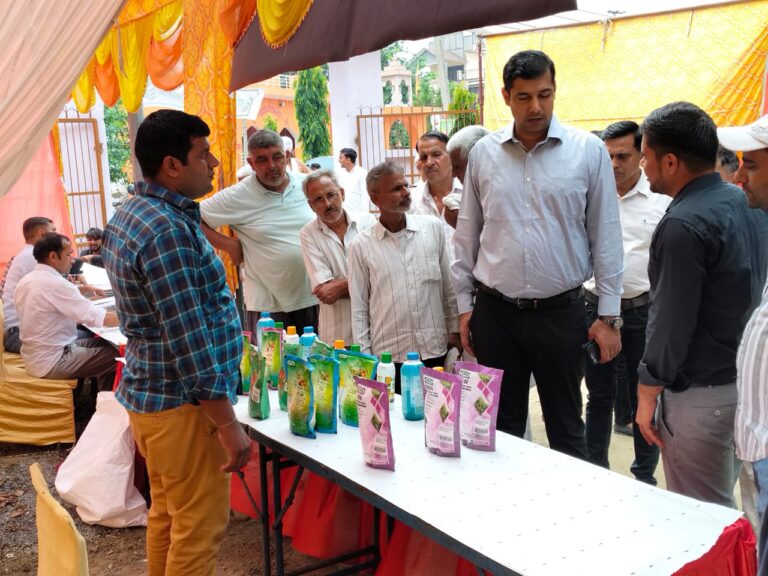 सरकारी योजनाओं का लाभ लेने तथा ‘मेरी फसल मेरा ब्यौरा’ पोर्टल पर पंजीकरण का किया आह्वान पटौदी, 29 अगस्त। राष्ट्रीय खाद्य तेल मिशन-तिलहन योजना के अंतर्गत सूचना, शिक्षा एवं संचार अभियान (आई.ई.सी.) को बढ़ावा देने के उद्देश्य से शुक्रवार को ग्राम खोड़, खंड पटौदी स्थित नई चौपाल पाना मानावाल में जिला स्तरीय किसान मेले का आयोजन किया गया। इस अवसर पर उपमंडल अधिकारी (ना०) पटौदी दिनेश लुहाच मुख्य अतिथि के रूप में उपस्थित रहे, जबकि कार्यक्रम की अध्यक्षता कृषि विभाग के उपनिदेशक अनिल तंवर ने की।