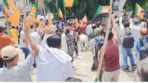बिहार में मंत्री के सुरक्षा कर्मियों ने भी कांग्रेसियों को दौड़ा-दौड़ा कर पिटा कांग्रेस और भाजपा के कार्यकर्ताओं में टकराव आधा दर्जन कार्य करता घायल। प्रधानमंत्री की मां को गाली देने को लेकर हुआ हंगामा। नई दिल्ली 29अगस्त। एक तरफ बिहार विधानसभा के चुनाव की तैयारी की जा रही है वहीं दूसरी तरफ बिहार में कांग्रेस और भाजपा के कार्यकर्ताओं में खूनी संघर्ष हुआ जिसमें दोनों दलों के कार्य करता घायल हो गए मामला देश के प्रधानमंत्री नरेंद्र मोदी की मां को गाली देने का है।