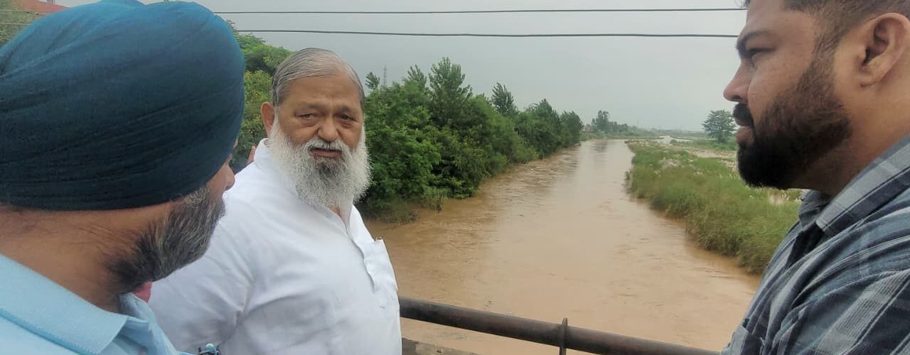 टांगरी नदी में आए अत्याधिक पानी के लिए प्रशासन को किया अलर्ट, ताकि लोगों को सुरक्षित स्थान पर ले जाया जा सके  टांगरी नदी में 30 हजार क्यूसिक से ज्यादा पानी आया, सामान्य से बहुत ज्यादा, लोगों को निकालने हेतु अनाउंसमेंट कराई गई : अनिल विज सुरक्षा की दृष्टि से अम्बाला छावनी में एनडीआरएफ बुला ली गई है व किसी दिक्कत से निपटने हेतु कश्तियाँ भी मंगवाई गई हैं  विज ने आज टांगरी नदी में आए अत्याधिक पानी को लेकर प्रात: नदी क्षेत्र के दोनों तरफ बसी कालोनियों का दौरा लिया व प्रशासन को दिशा-निर्देश दिए