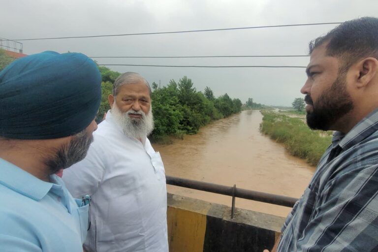 टांगरी नदी में आए अत्याधिक पानी के लिए प्रशासन को किया अलर्ट, ताकि लोगों को सुरक्षित स्थान पर ले जाया जा सके  टांगरी नदी में 30 हजार क्यूसिक से ज्यादा पानी आया, सामान्य से बहुत ज्यादा, लोगों को निकालने हेतु अनाउंसमेंट कराई गई : अनिल विज सुरक्षा की दृष्टि से अम्बाला छावनी में एनडीआरएफ बुला ली गई है व किसी दिक्कत से निपटने हेतु कश्तियाँ भी मंगवाई गई हैं  विज ने आज टांगरी नदी में आए अत्याधिक पानी को लेकर प्रात: नदी क्षेत्र के दोनों तरफ बसी कालोनियों का दौरा लिया व प्रशासन को दिशा-निर्देश दिए
