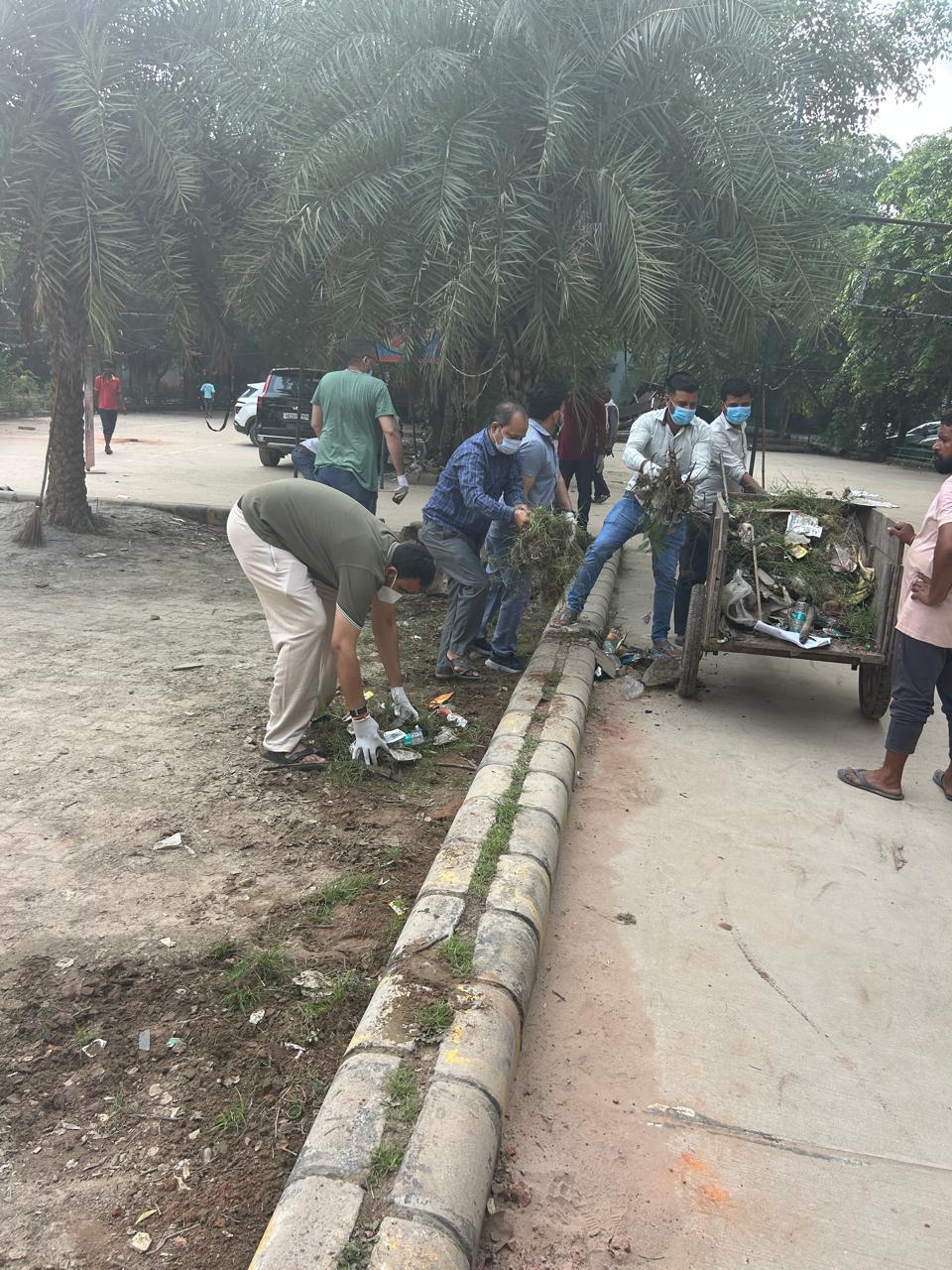 हरियाणा शहर स्वच्छता अभियान के तहत उप तहसील हरसरू में चला स्वच्छता अभियान - नायब तहसीलदार आशीष मलिक के नेतृत्व में उपतहसील के सभी कमर्चारियों की रही सक्रिय भागीदारी गुरुग्राम, 30 अगस्त। हरियाणा सरकार द्वारा चलाए जा रहे हरियाणा शहर स्वच्छता अभियान के अंतर्गत आज उप तहसील हरसरू में विशेष स्वच्छता अभियान का आयोजन किया गया। इस अभियान का नेतृत्व नायब तहसीलदार आशीष मलिक ने किया, जिसमें उप तहसील कार्यालय के सभी अधिकारी व कर्मचारी सक्रिय रूप से शामिल हुए।