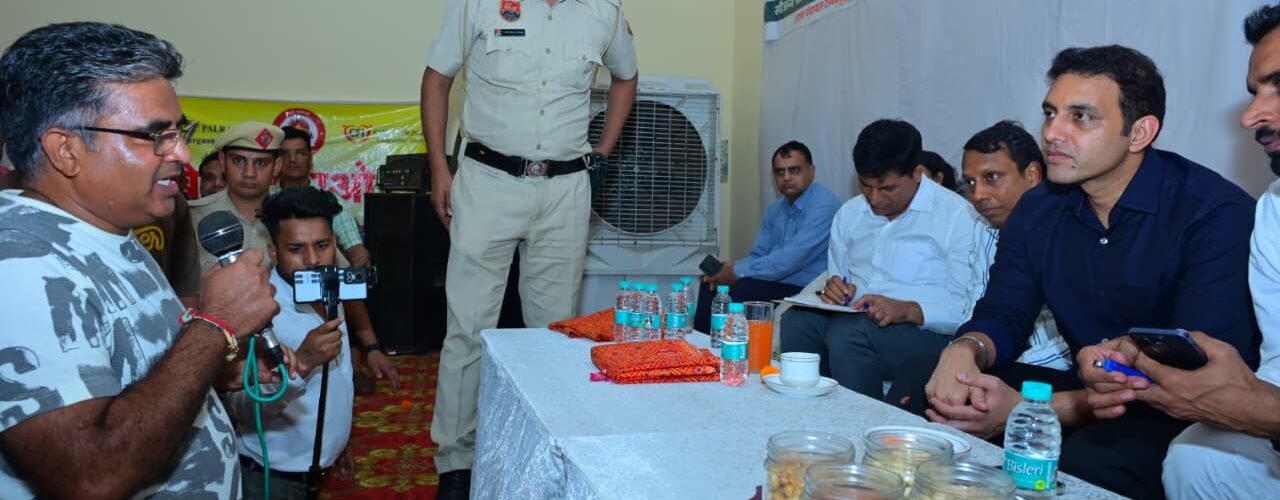गांव टीकली में हुआ जिला प्रशासन का रात्रि ठहराव कार्यक्रम - रात्रि ठहराव से गांवों तक पहुंच रहा सुशासन का संदेशः डीसी - डीसी अजय कुमार ने ग्रामीणों से किया सीधा संवाद, मौके पर हुई समस्याओं की सुनवाई