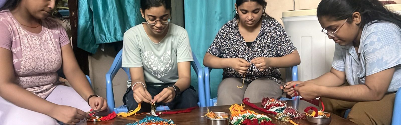 ऑपरेशन सिंदूर की कामयाबी पर लड़कियों ने बनाए पीएम सहित देश के जवानों के लिए राखी