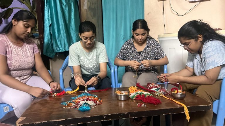 ऑपरेशन सिंदूर की कामयाबी पर लड़कियों ने बनाए पीएम सहित देश के जवानों के लिए राखी