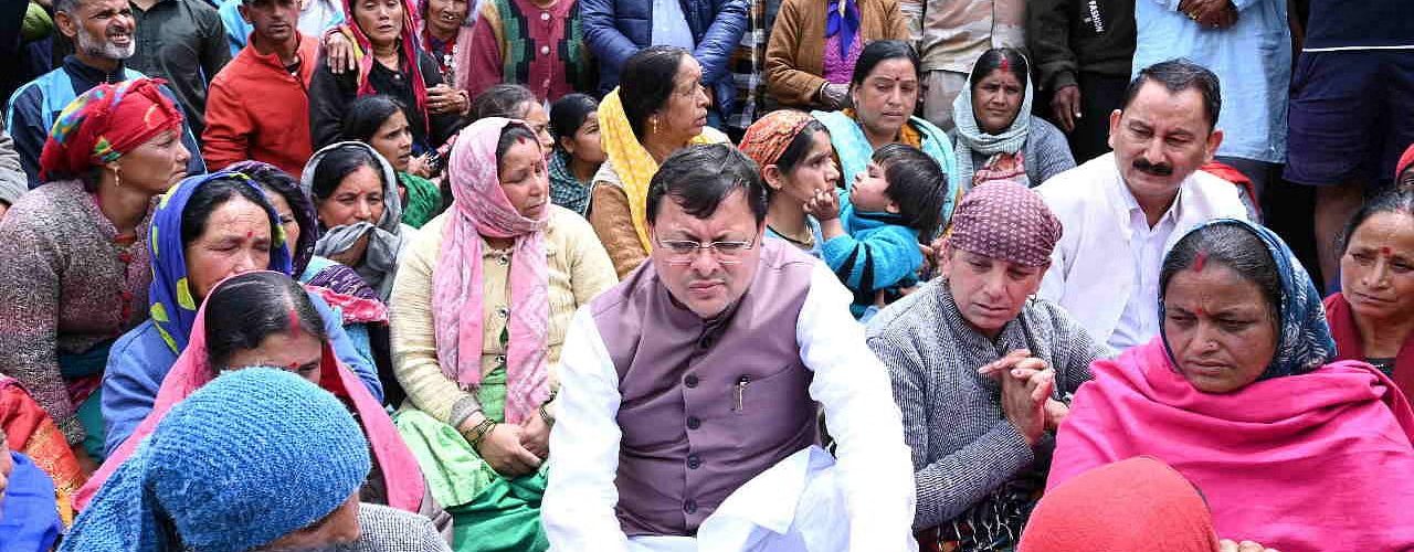 धराली आपदा में भावुक पल: बचाव के बाद महिला ने मुख्यमंत्री धामी को बांधी राखी