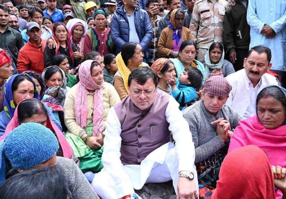 धराली आपदा में भावुक पल: बचाव के बाद महिला ने मुख्यमंत्री धामी को बांधी राखी