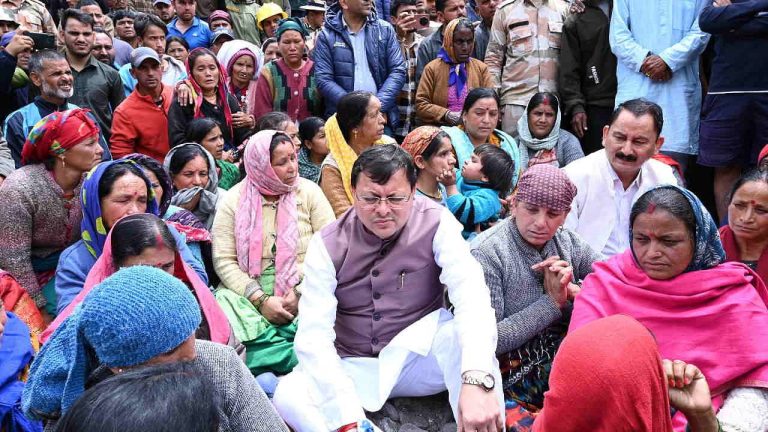 धराली आपदा में भावुक पल: बचाव के बाद महिला ने मुख्यमंत्री धामी को बांधी राखी