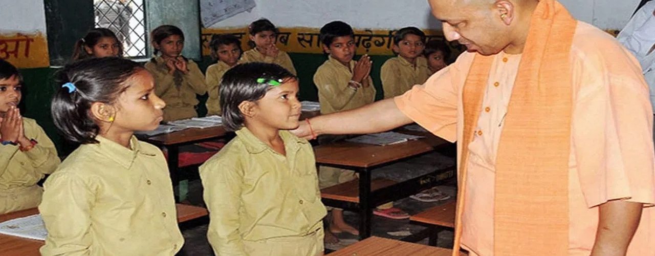 योगी सरकार में शिक्षा व्यवस्था का कायापलट, बच्चों को मिल रहा सुरक्षित और आधुनिक माहौल