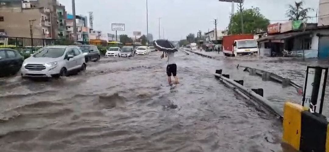 गुरुग्राम मानेसर नगर निगम की बात की जाए तो मानेसर नगर निगम इस समय बरसाती पानी में डूबा हुआ है मानेसर औद्योगिक क्षेत्र की हर सड़क तालाब में तब्दील होती नजर आ रही है इतना ही नहीं दिल्ली जयपुर हाईवे की हालत भी बरसात में खराब कर दिया जिससे मानेसर नगर निगम क्षेत्र का हालात और भी खराब होती जा रही है मानेसर औद्योगिक क्षेत्र में बरसात का पानी भरा हुआ है दिल्ली जयपुर हाईवे की बात की जाए इस नेशनल हाईवे की हालत भी ठीक नहीं है और बरसात के समय में 3 से 5 घंटे तक यह हाईवे जाम रहता है।