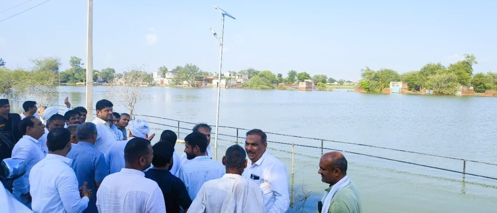 पूर्व उपमुख्यमंत्री दुष्यंत चौटाला ने कहा कि बाढ़ प्रभावित किसानों को 15 हजार रुपए तक प्रति एकड़ मुआवजे देने की घोषणा सीएम नायब सैनी ने की है, जबकि पंजाब की खराब आर्थिक स्थिति के बावजूद वहां के सीएम ने 20 हजार रुपए प्रति एकड़ मुआवजा देने की घोषणा की है।