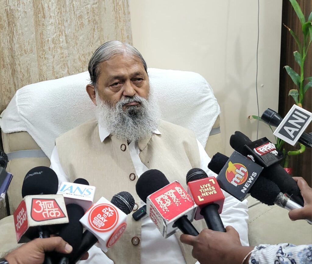 दिल्ली को बचाने के लिए भाजपा ने हरियाणा को डूबो दिया, के संबंध में पूछे गए सवाल के जवाब में विज ने कहा कि पानी अपनी रफ्तार से बहा है