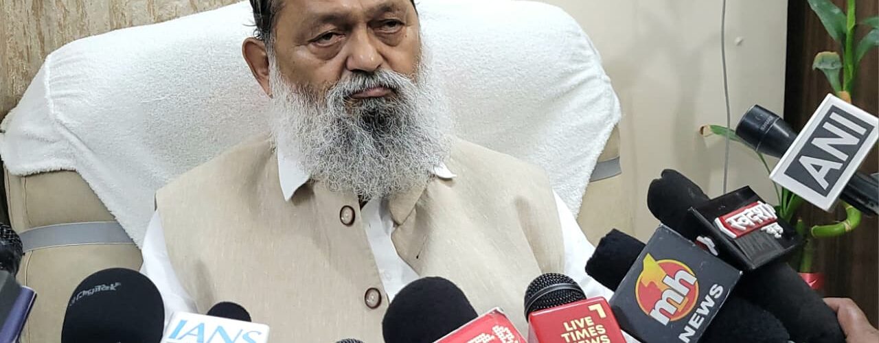दिल्ली को बचाने के लिए भाजपा ने हरियाणा को डूबो दिया, के संबंध में पूछे गए सवाल के जवाब में विज ने कहा कि पानी अपनी रफ्तार से बहा है