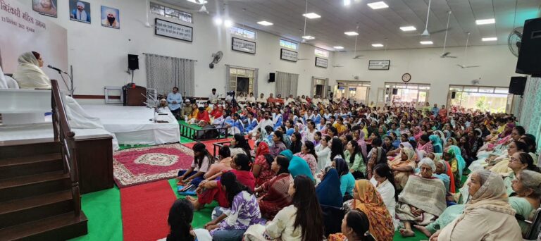 गुरुग्राम के इस महिला संत समागम में महिला संत बहनों ने भाग लिया और व्याख्यान, भजन, गीत, कविता और स्किट के माध्यम से श्रद्धा पूर्वक अपने भक्ति भरे