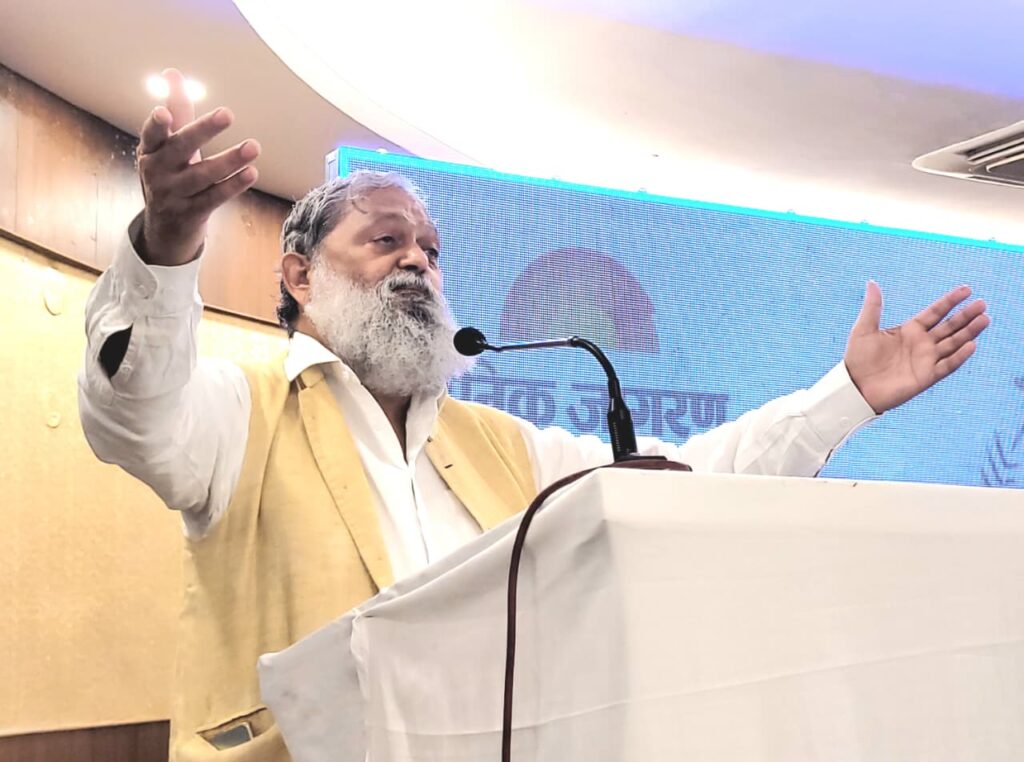आज हमारे दिमाग में अंग्रेजी छा गई है। उन्होंने मंच के माध्यम से यह भी कहा कि जब जर्मन के डॉक्टर जर्मनी भाषा पढ़कर आप्रेशन कर सकते है, फ्रांस के इंजीनियर फ्रैंच पढ़कर अच्छे जहाज बना सकते है।