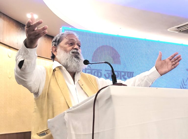 आज हमारे दिमाग में अंग्रेजी छा गई है। उन्होंने मंच के माध्यम से यह भी कहा कि जब जर्मन के डॉक्टर जर्मनी भाषा पढ़कर आप्रेशन कर सकते है, फ्रांस के इंजीनियर फ्रैंच पढ़कर अच्छे जहाज बना सकते है।