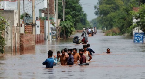 अरावली से आए पानी का दबाव नहीं झेल सका पुराना बांध अरावली की पहाड़ियों से आई बारिश का भारी बहाव कदरपुर गांव के इस ऐतिहासिक बांध पर पड़ा। पानी के तेज दबाव के चलते बांध टूट गया और आसपास के सेक्टरों और रिहायशी इलाकों में जलभराव हो गया। गांव कदरपुर निवासी बलराज दायमा ने बताया कि नगर निगम ने पिछले 5 वर्षों से बांध की ओर कोई ध्यान नहीं दिया,