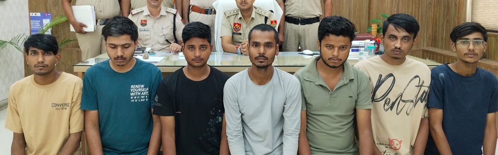 सभी कापसहेङा (दिल्ली) में रहते है और एक दुसरे को आपस में जानते थे।