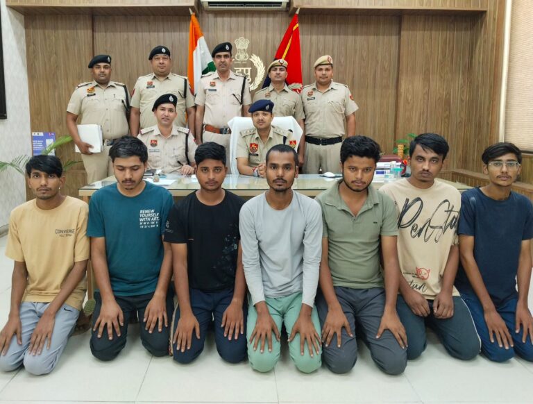 सभी कापसहेङा (दिल्ली) में रहते है और एक दुसरे को आपस में जानते थे।