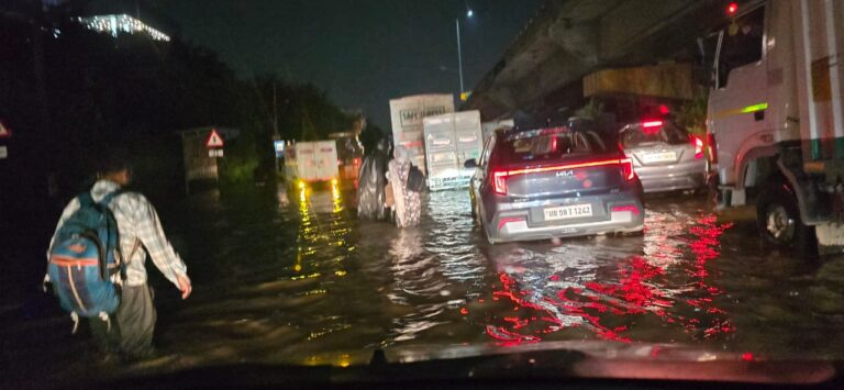 रात भर गाड़ी में पड़े रहे मरीज एंबुलेंस भी जाम में 6 से 7 घंटे तक फैंसी रही। विदेश में भी गुरुग्राम के जाम चर्चा में रहा। आज भी हालत खराब। गुरुग्राम में तो दो दर्जन से अधिक आईएएस और आईपीएस अधिकारियों की फौज गुरुग्राम 2 सितंबर। बीती रात का मंजर ऐसा था कि उसे यात्री भूल नहीं पाएंगे जिन यात्रियों का 10 मिनट का रास्ता था वह रास्ता 10 घंटे में भी हाथ नहीं आया जहां जाए जिधर जाए गुरुग्राम शहर तालाब में तब्दील दिखाई दे रहा था  विदेशों में गुरुग्राम पानी में डूब गया की चर्चा रात भर रही क्योंकि कई विदेशी नागरिक जाम में चार से पांच घंटे फंसे रहे अधिकतर गाड़ियां पानी में बंद हो गई सबसे अधिक चर्चा जापान में गुरुग्राम पानी में डूबने की रही।