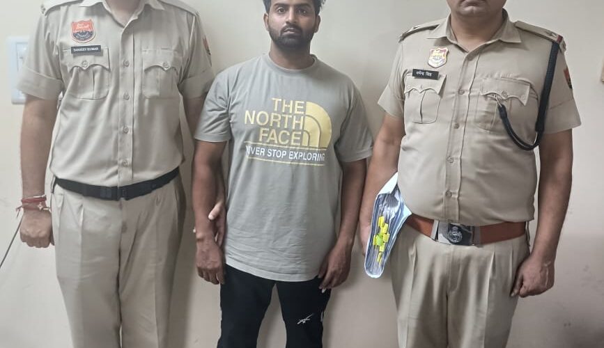 किसी अन्य व्यक्ति के प्लॉट को अपना प्लॉट बताकर धोखाधङी से 01 करोङ 07 लाख रुपयों की ठगी करने के मामले में 01 आरोपी गिरफ्तार। आरोपी ने अपने अन्य साथी आरोपियों के साथ मिलकर योजनाबध्द तरीके से दिया था वारदात को अन्जाम।